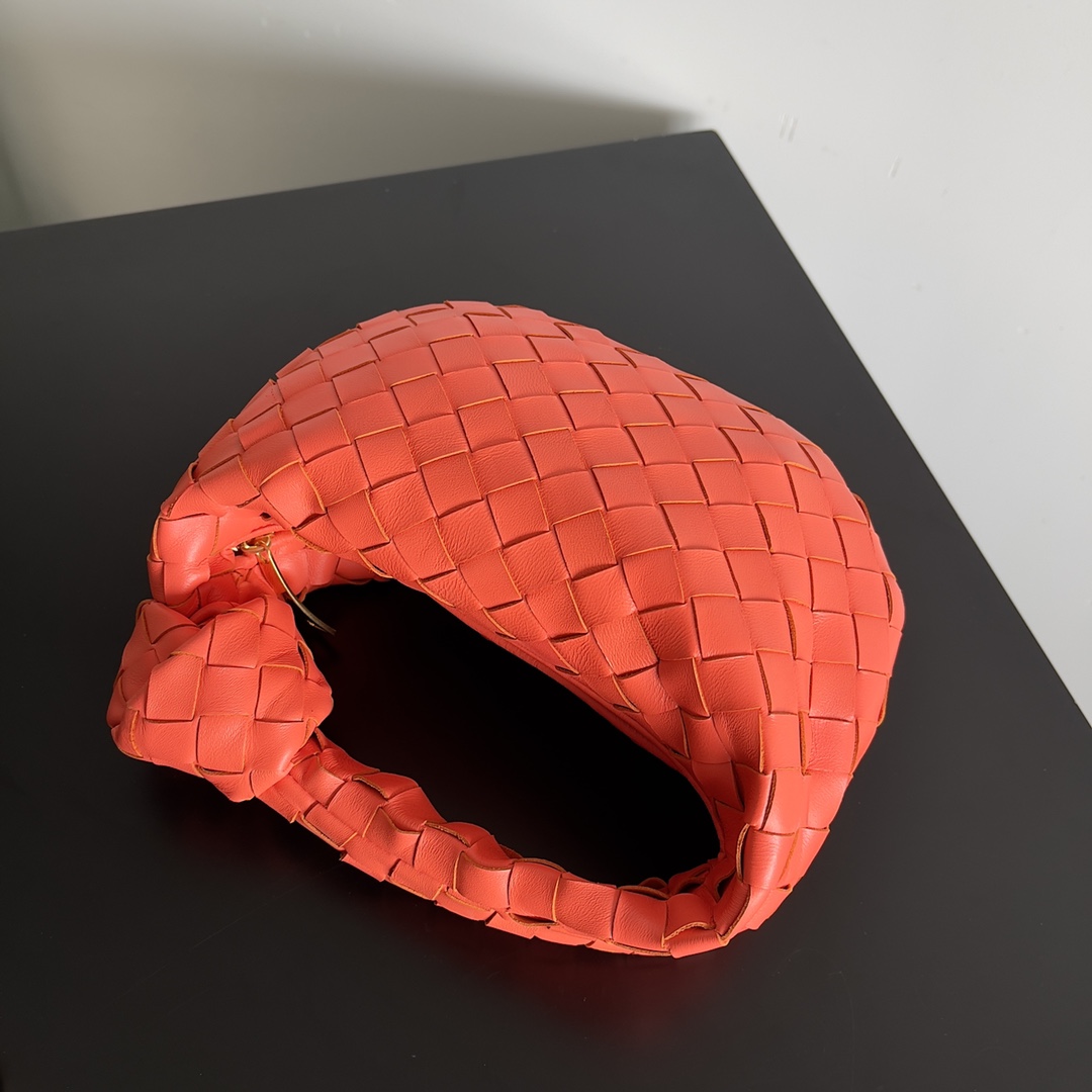 B0tt*ga Ven*ta Woman