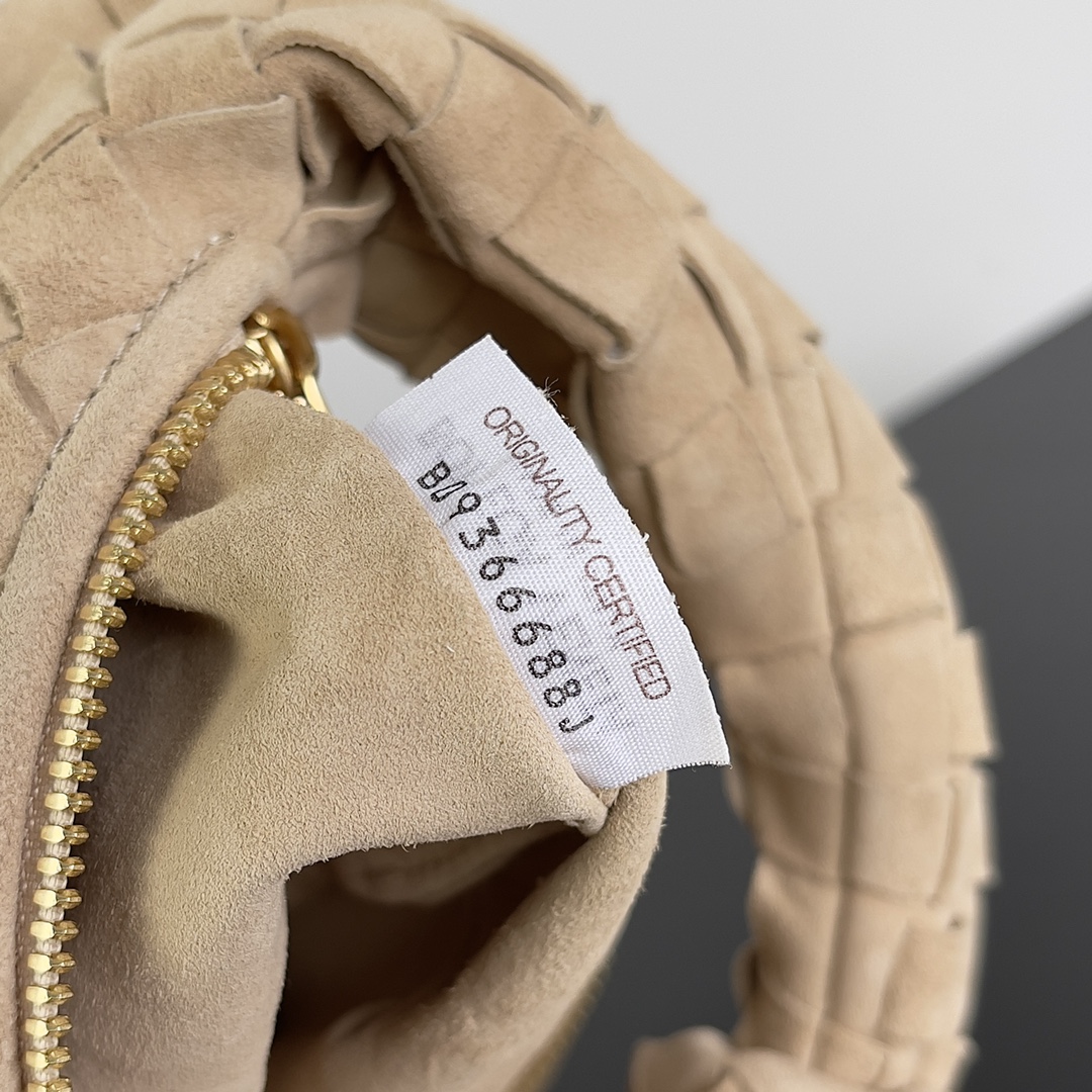 B0tt*ga Ven*ta Woman