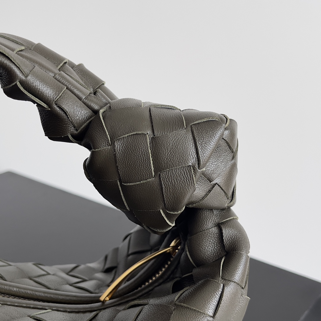 B0tt*ga Ven*ta Woman