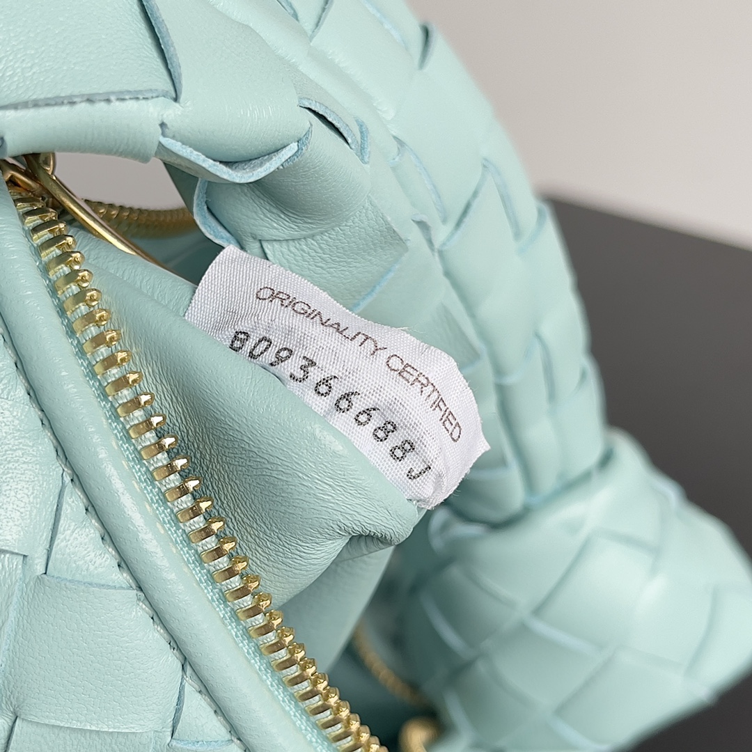 B0tt*ga Ven*ta Woman