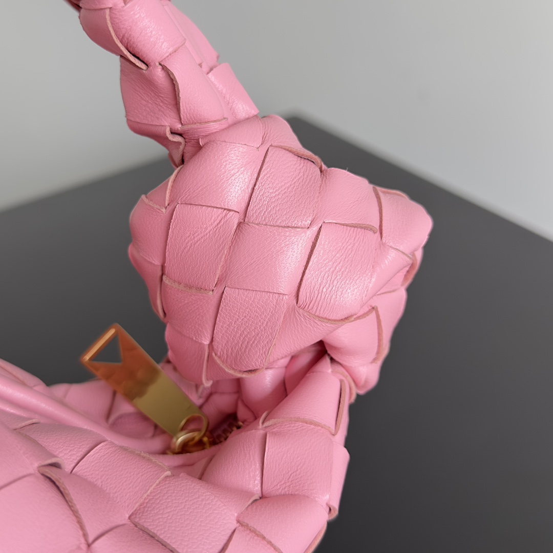 B0tt*ga Ven*ta Woman