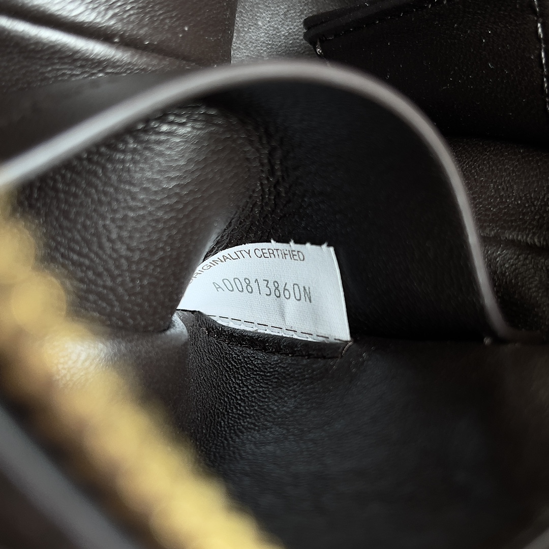 B0tt*ga Ven*ta Woman