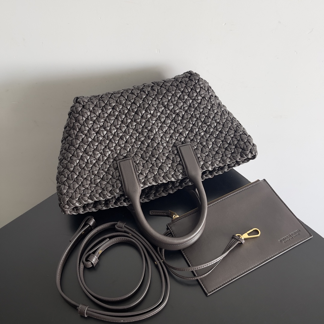 B0tt*ga Ven*ta Woman