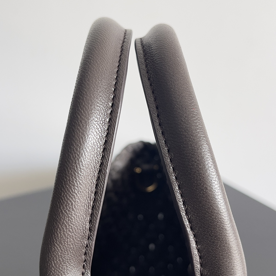 B0tt*ga Ven*ta Woman