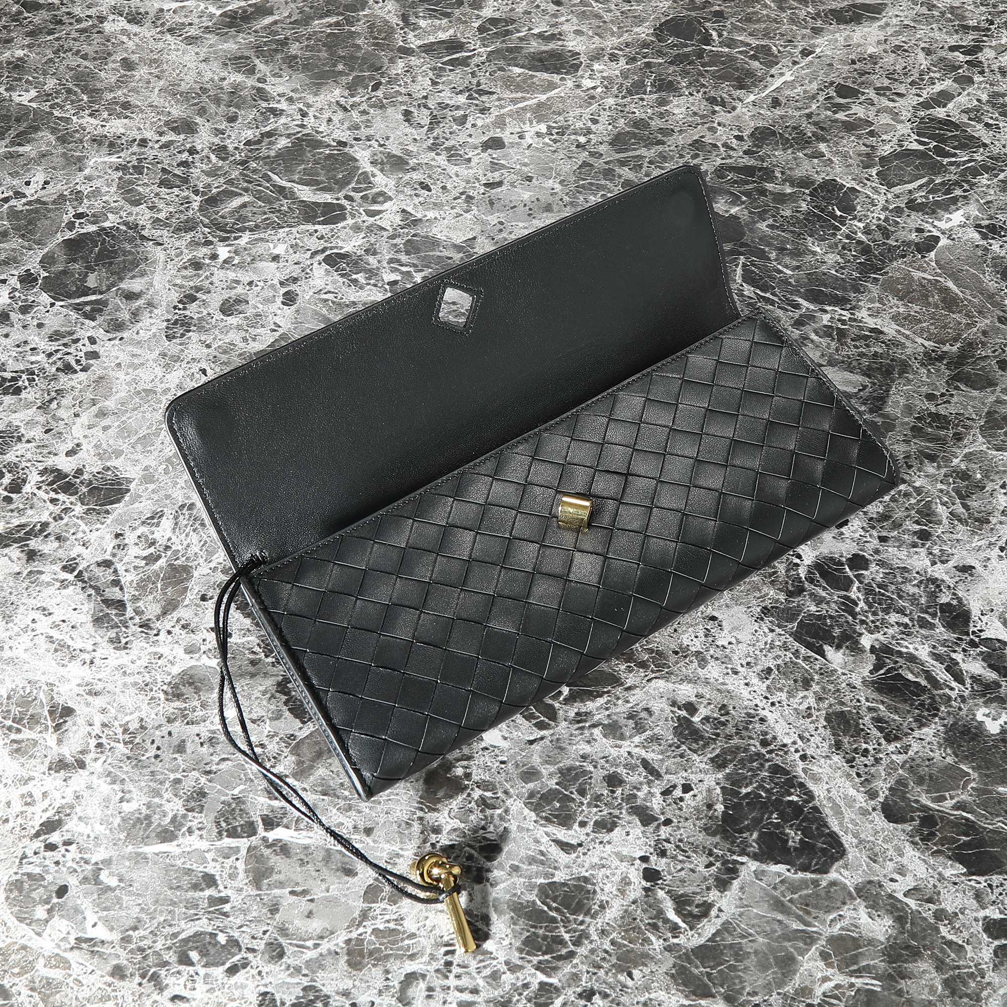 B0tt*ga Ven*ta Woman