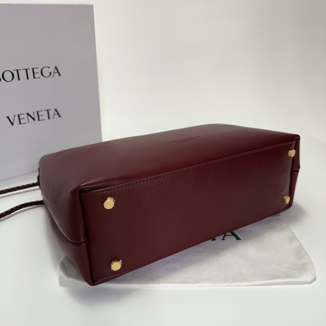 B0tt*ga Ven*ta Woman