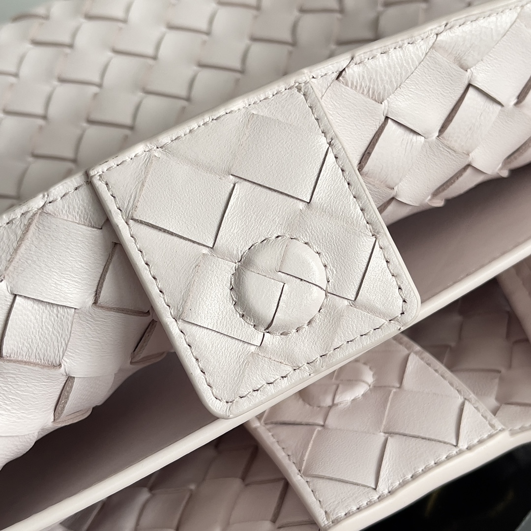 B0tt*ga Ven*ta Woman