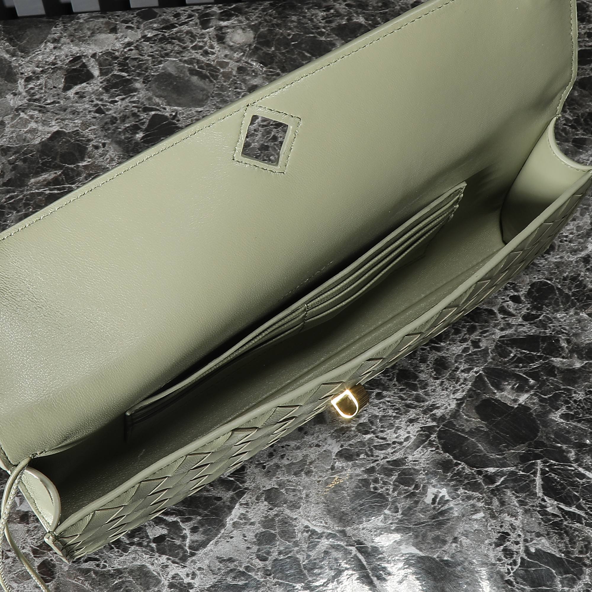 B0tt*ga Ven*ta Woman