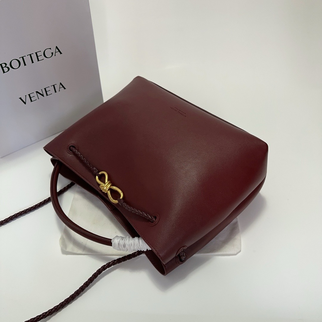 B0tt*ga Ven*ta Woman