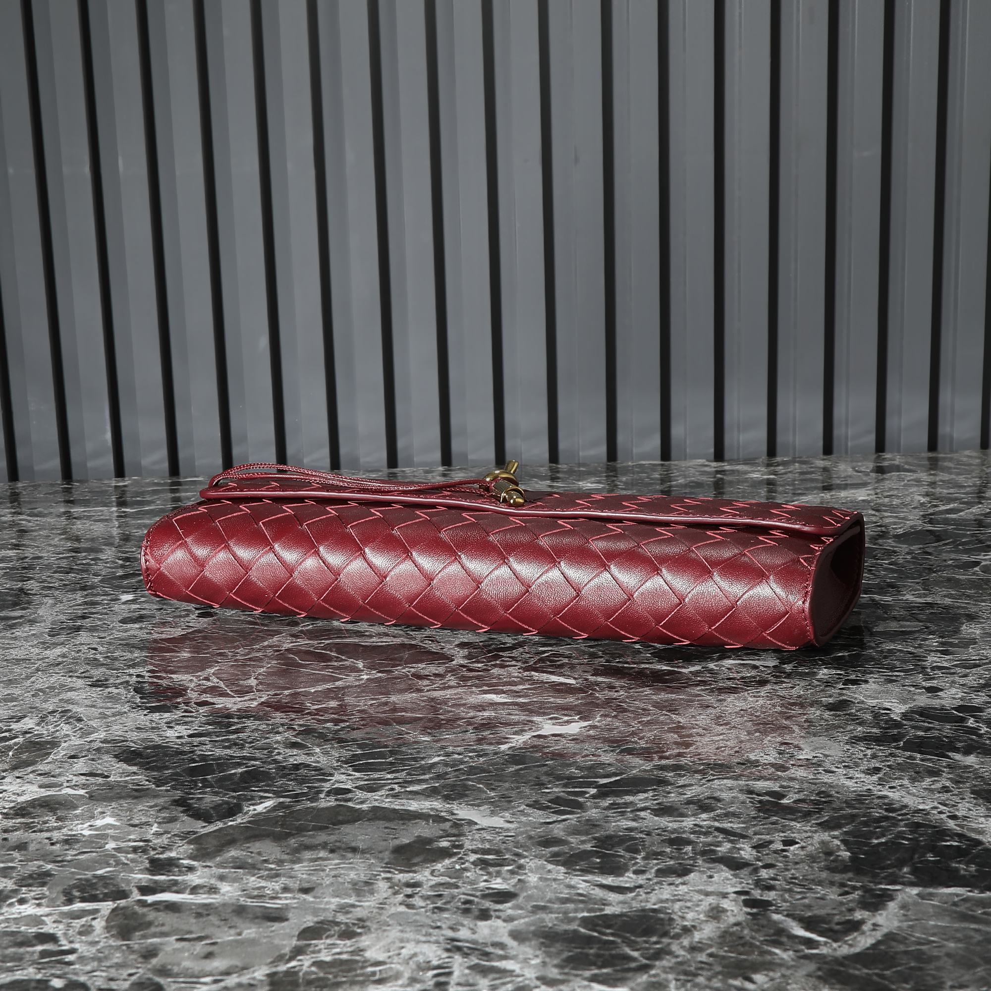 B0tt*ga Ven*ta Woman