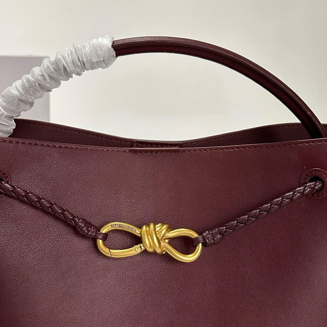 B0tt*ga Ven*ta Woman