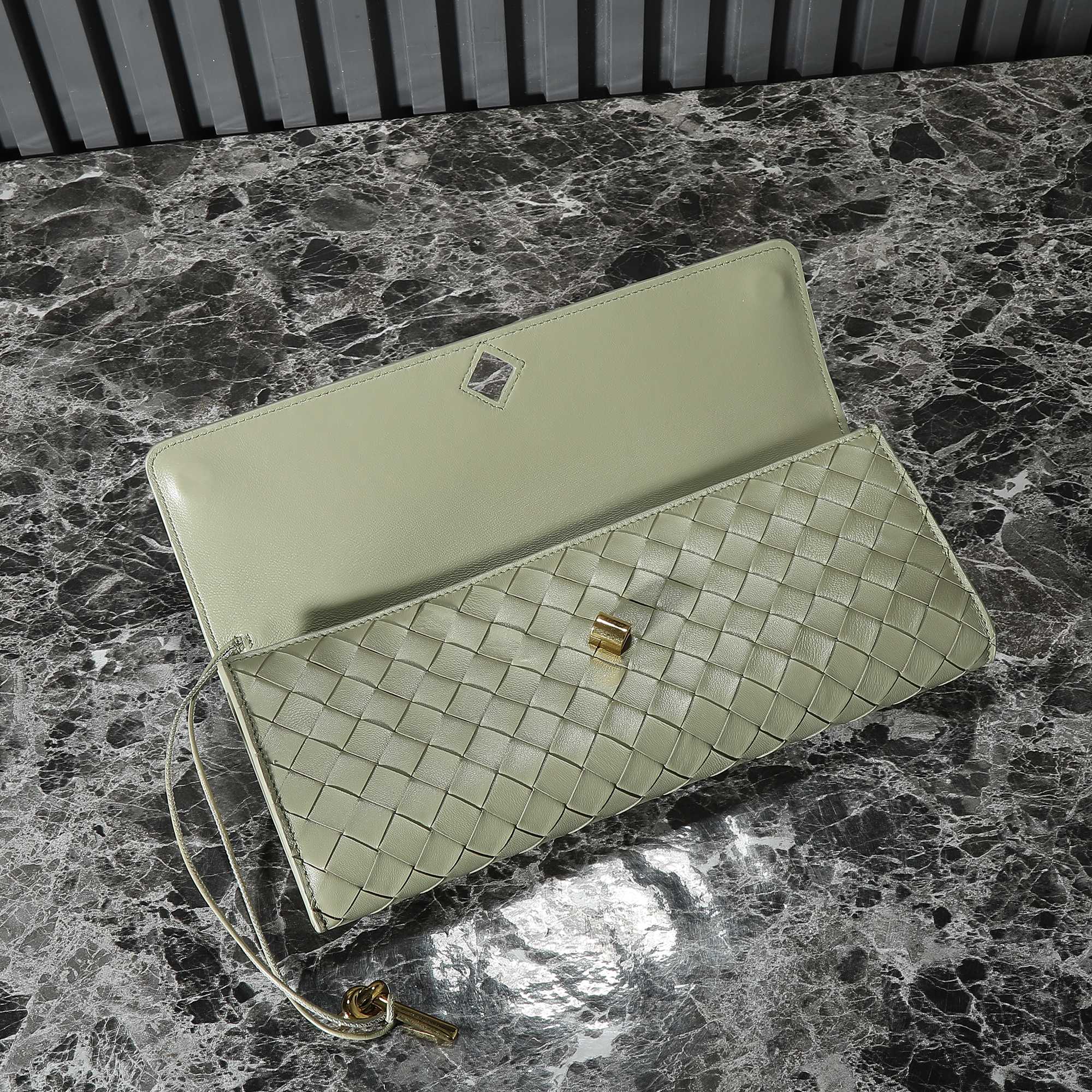 B0tt*ga Ven*ta Woman