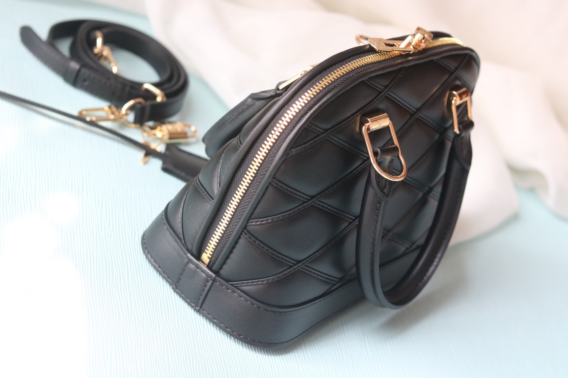 L0vis Vvtt0n black D1am0nd full leather shell bag series Alma BB shell handbag