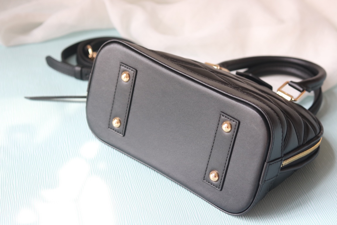 L0vis Vvtt0n black D1am0nd full leather shell bag series Alma BB shell handbag