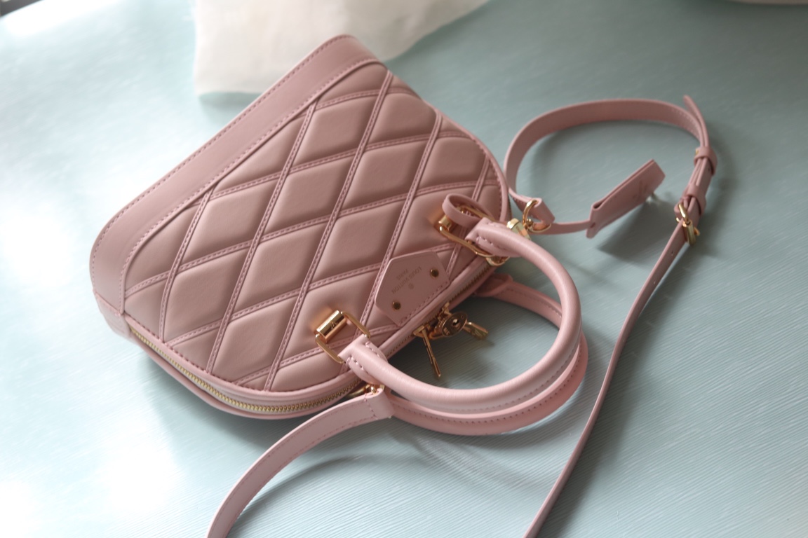 L0vis Vvtt0n pink D1am0nd full leather shell bag series Alma BB shell handbag
