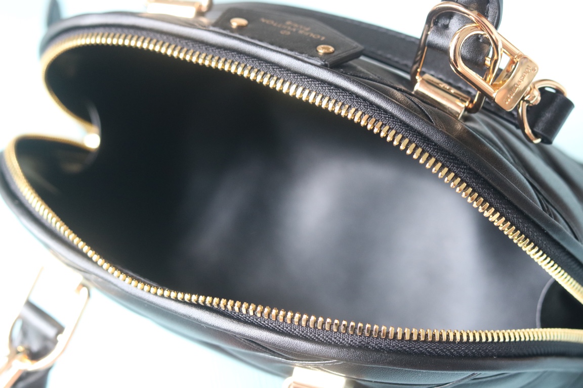 L0vis Vvtt0n black D1am0nd full leather shell bag series Alma BB shell handbag