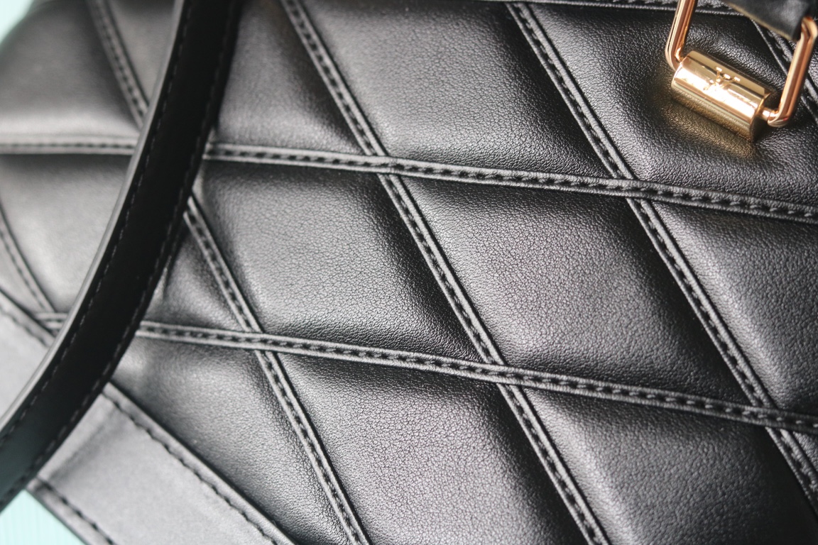 L0vis Vvtt0n black D1am0nd full leather shell bag series Alma BB shell handbag