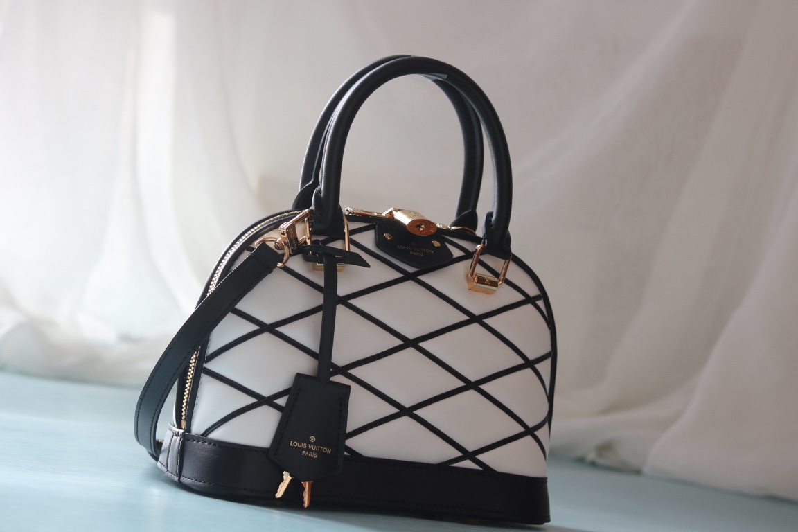 L0vis Vvtt0n black and white D1am0nd full leather shell bag series Alma BB shell handbag