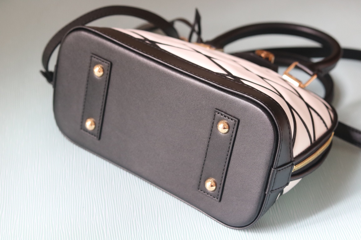 L0vis Vvtt0n black and white D1am0nd full leather shell bag series Alma BB shell handbag