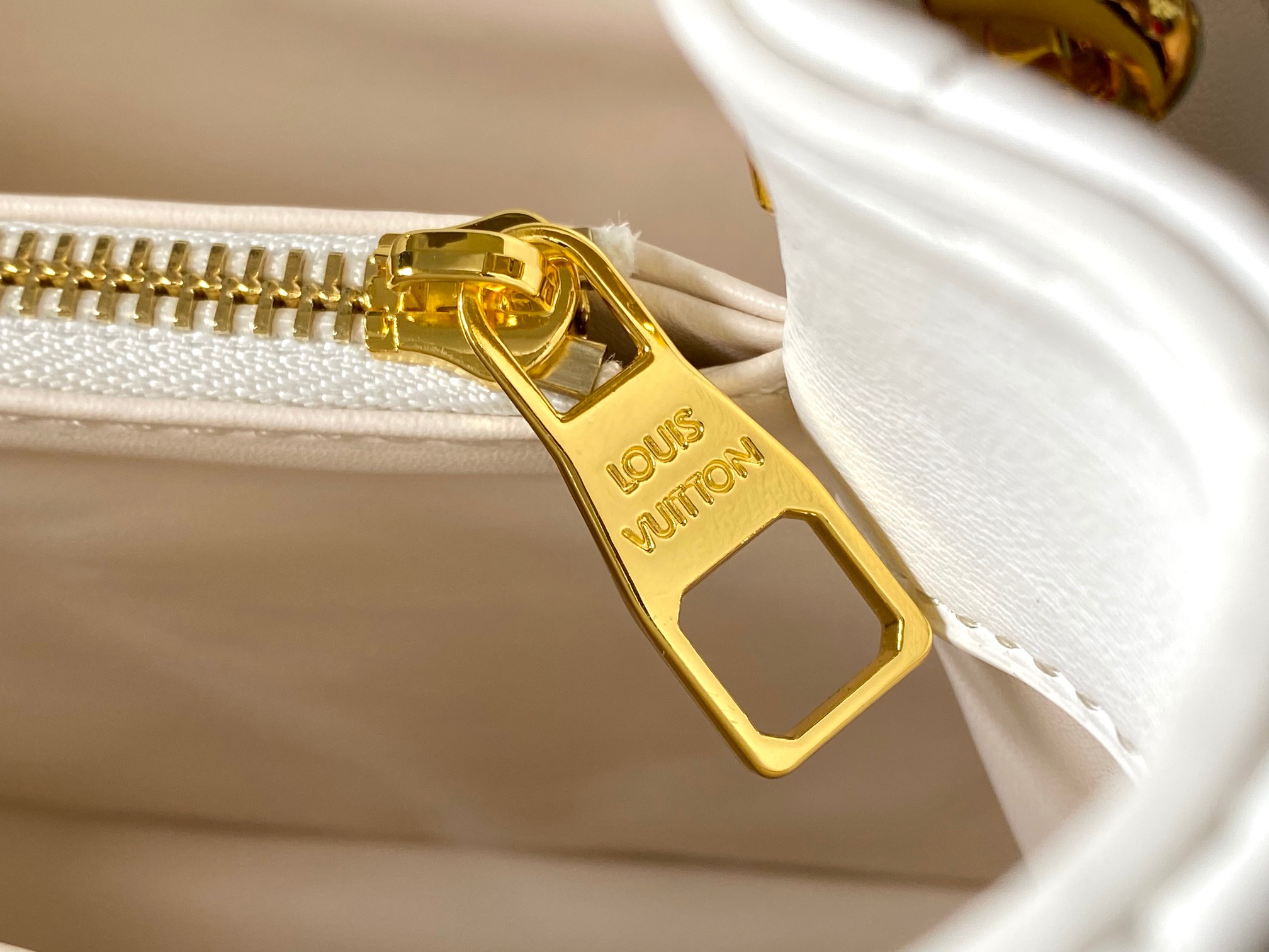 L0vis Vvtt0n Monogram Red Handbag Replica