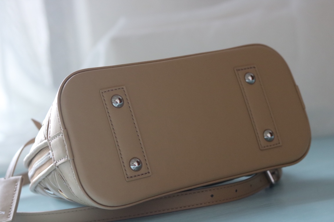 L0vis Vvtt0n D1am0nd lambskin Alma bag top original quality replica