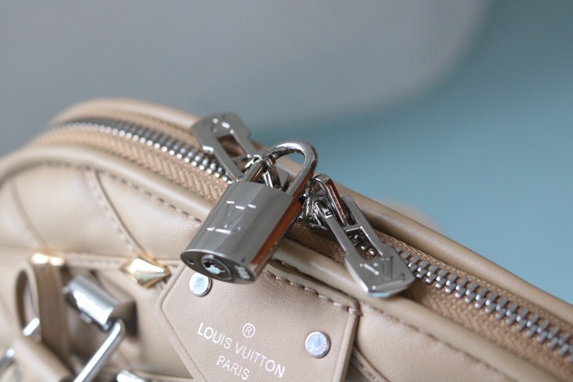 L0vis Vvtt0n D1am0nd lambskin Alma bag top original quality replica