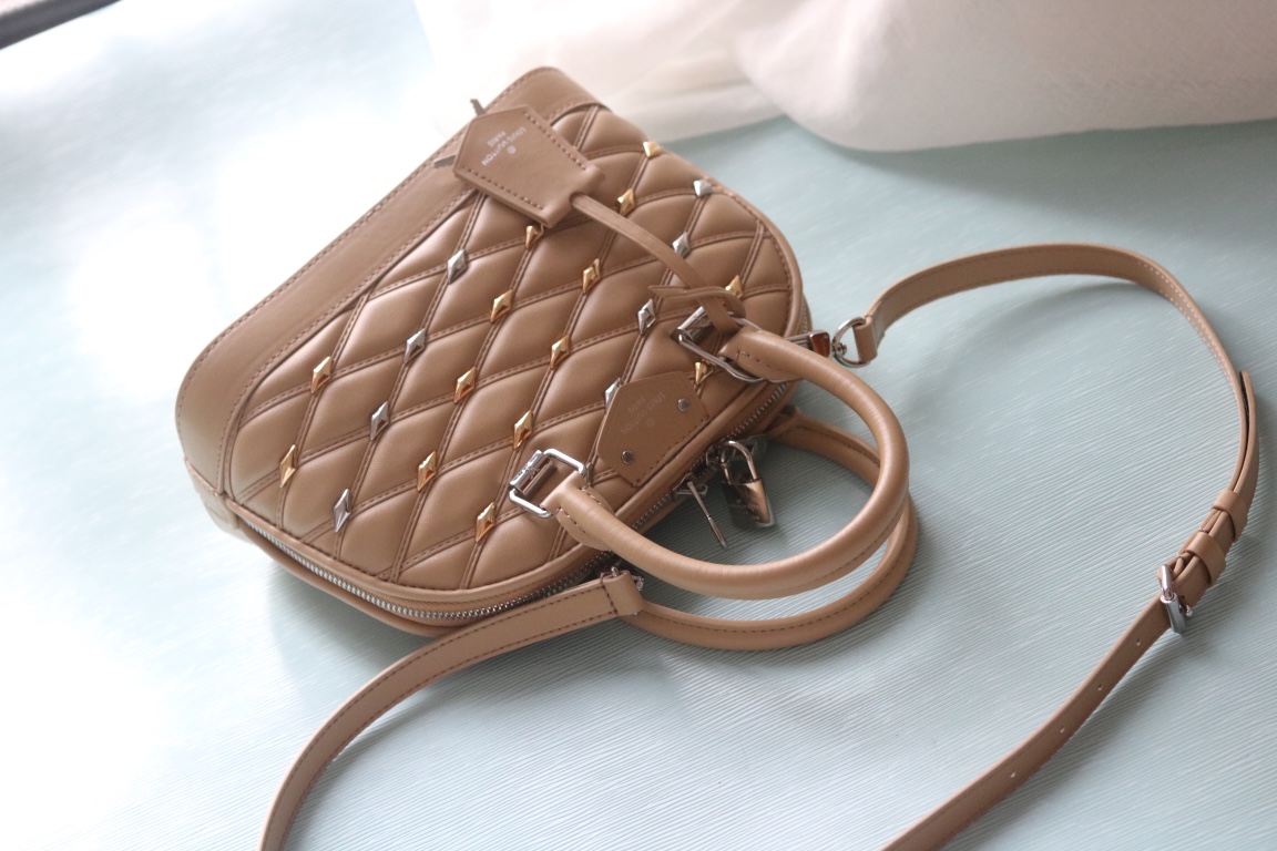 L0vis Vvtt0n D1am0nd lambskin Alma bag top original quality replica