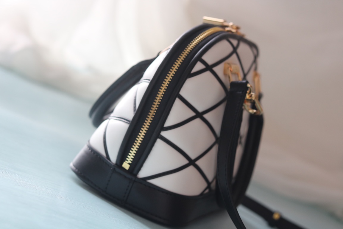 L0vis Vvtt0n black and white D1am0nd full leather shell bag series Alma BB shell handbag