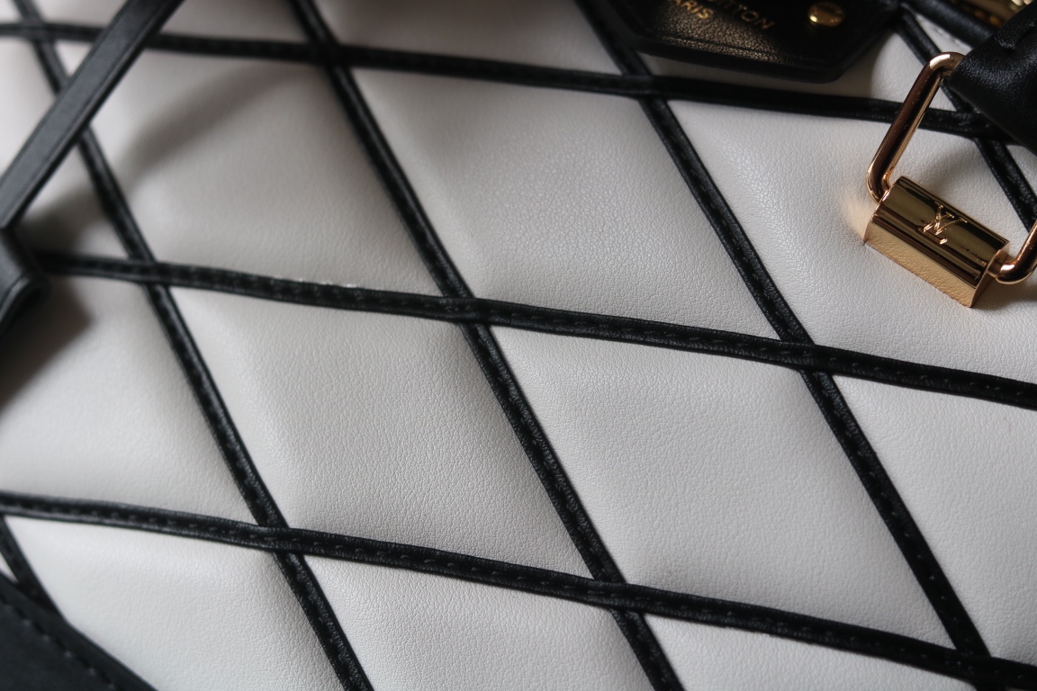 L0vis Vvtt0n black and white D1am0nd full leather shell bag series Alma BB shell handbag