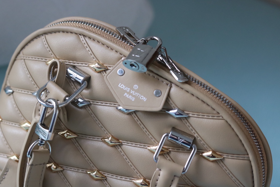 L0vis Vvtt0n D1am0nd lambskin Alma bag top original quality replica