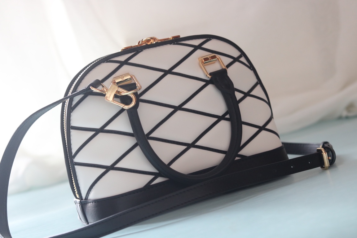 L0vis Vvtt0n black and white D1am0nd full leather shell bag series Alma BB shell handbag