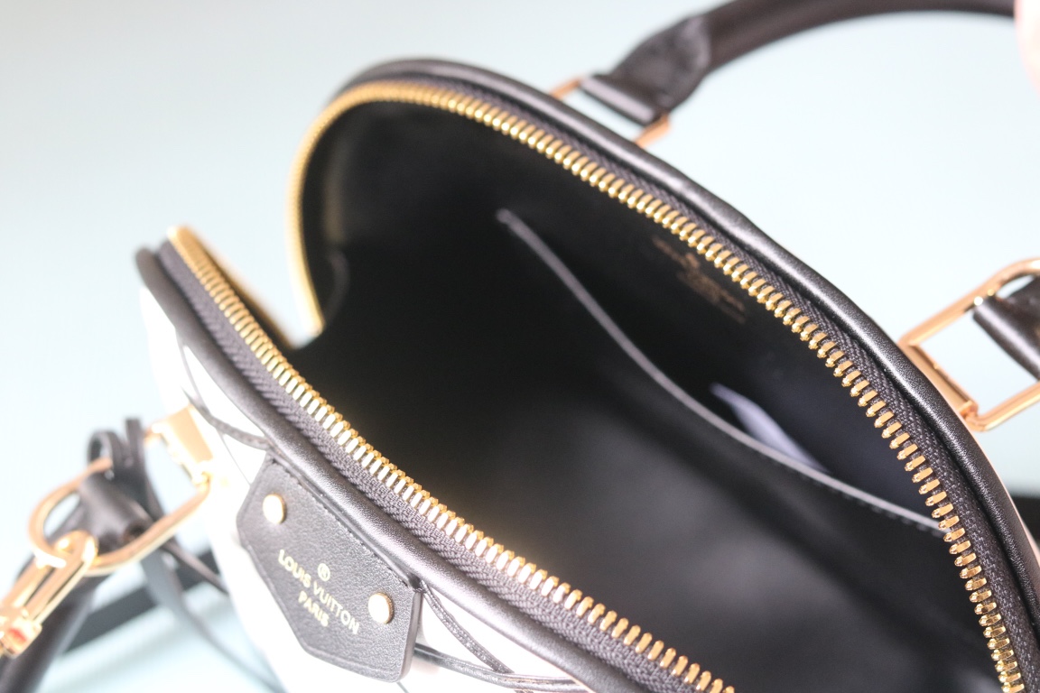 L0vis Vvtt0n black and white D1am0nd full leather shell bag series Alma BB shell handbag