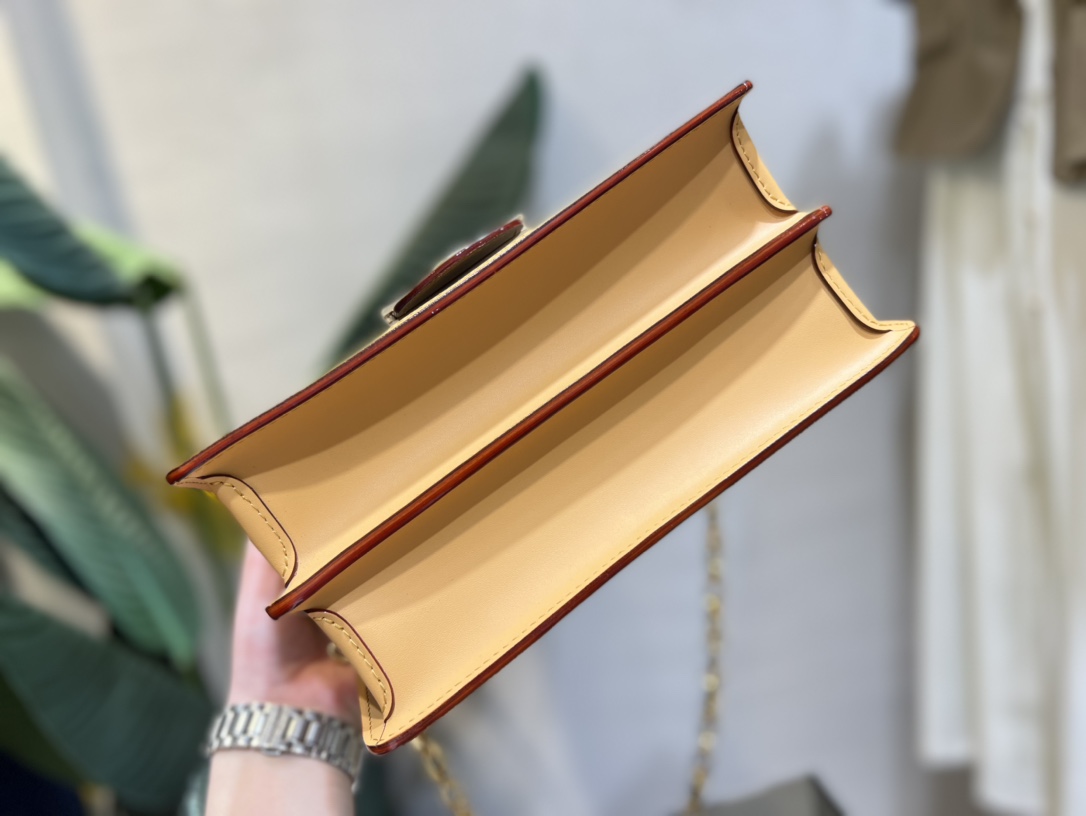 L0vis Vvtt0n Dauphine