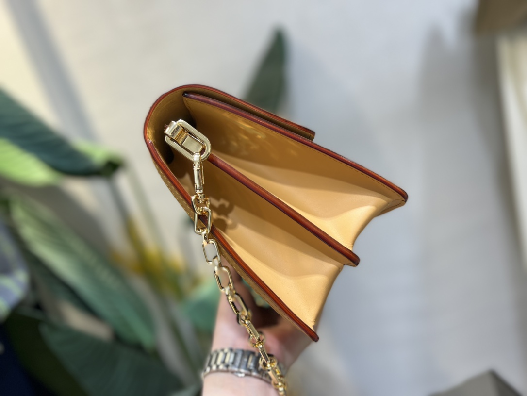 L0vis Vvtt0n Dauphine