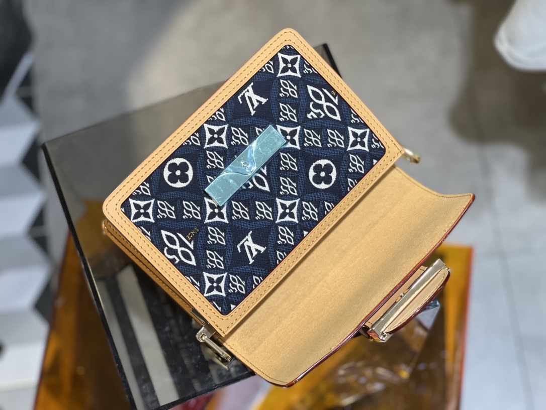 L0vis Vvtt0n Dauphine