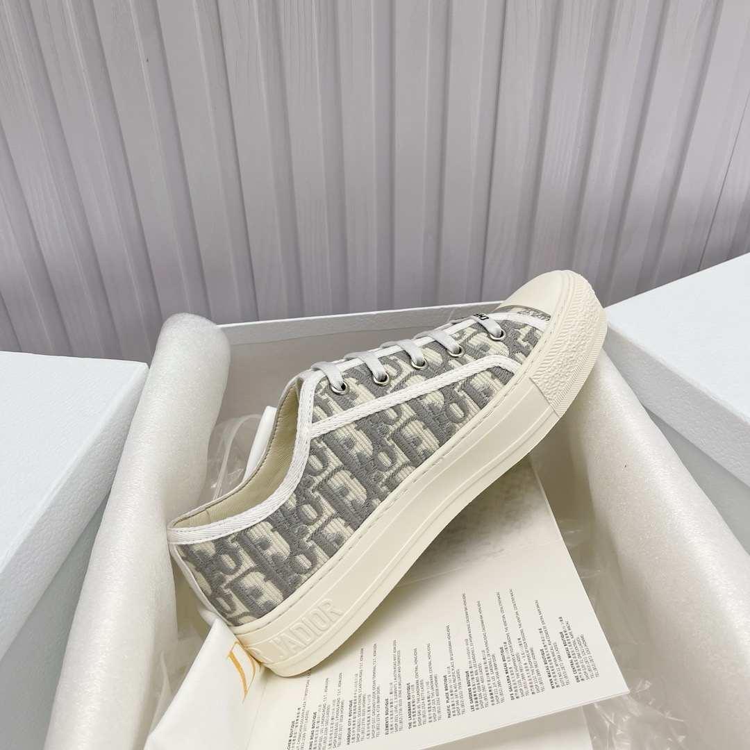 D10r Embroidered Low-Top Sneakers Replica – High-Quality Edition