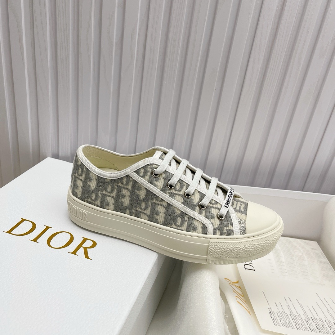 D10r Embroidered Low-Top Sneakers Replica – High-Quality Edition