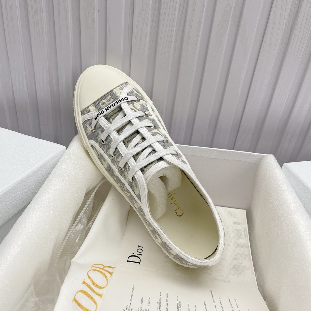D10r Embroidered Low-Top Sneakers Replica – High-Quality Edition