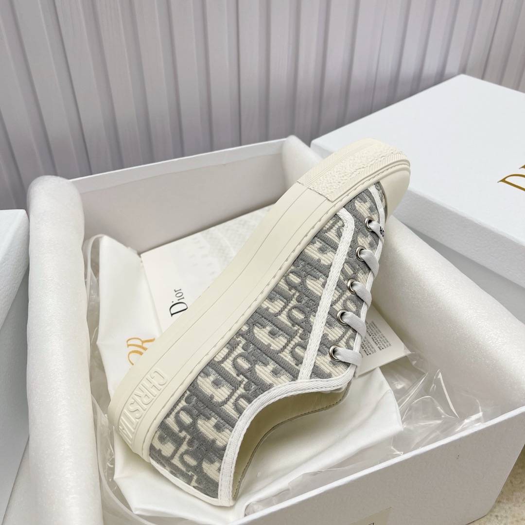 D10r Embroidered Low-Top Sneakers Replica – High-Quality Edition