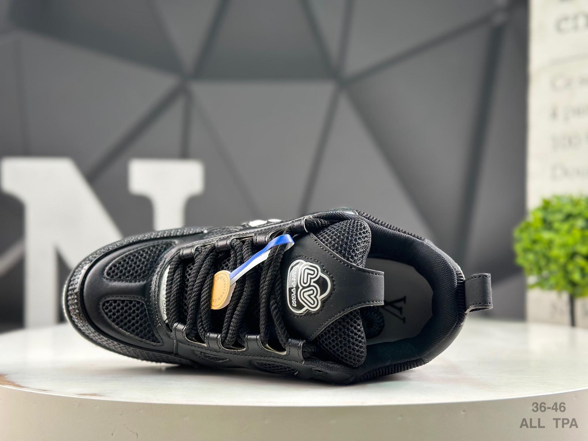 LV Stylish Low-Top Sneakers: Elevate Your Footwear Game