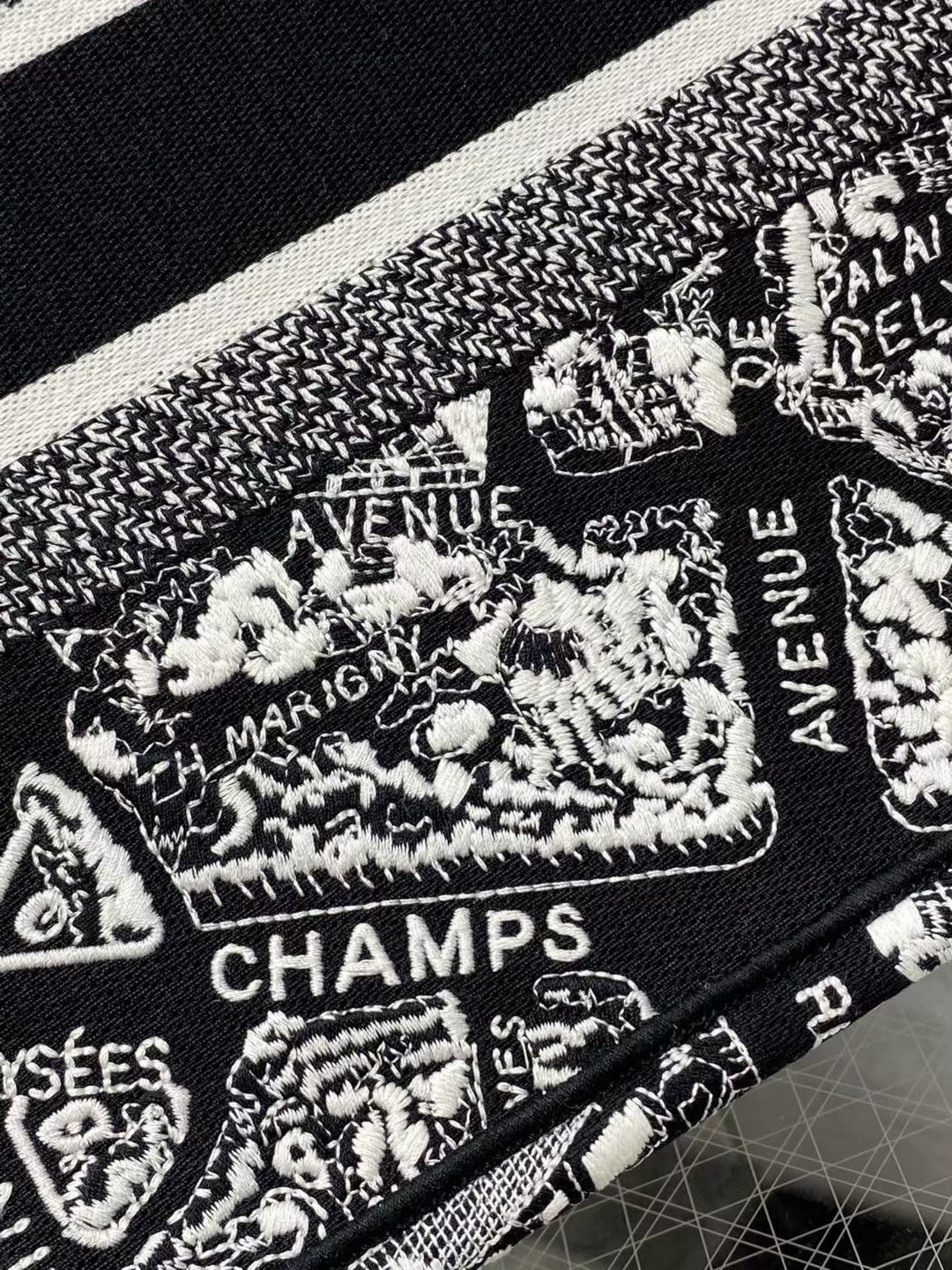 D10r top edition medium embroidered handbag