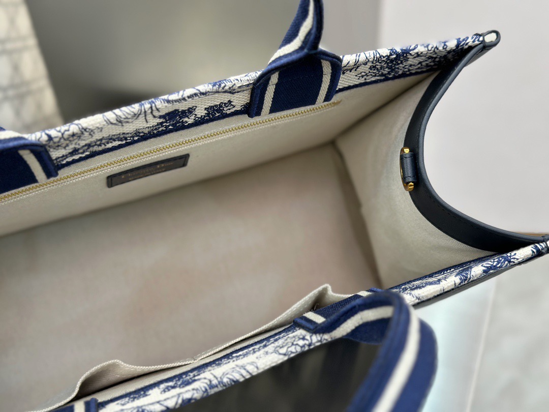 New D10r Blue and White Tiger Leather Tote Bag